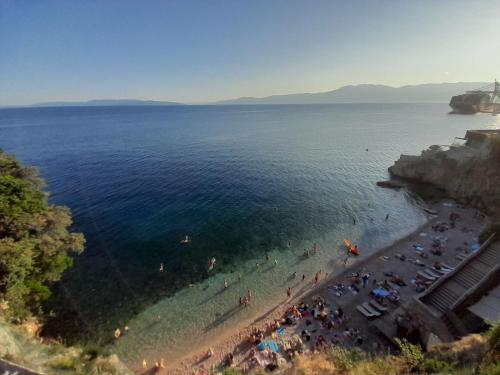uma vista aérea de uma praia com pessoas na água em Studio Apartman Lena em Rijeka