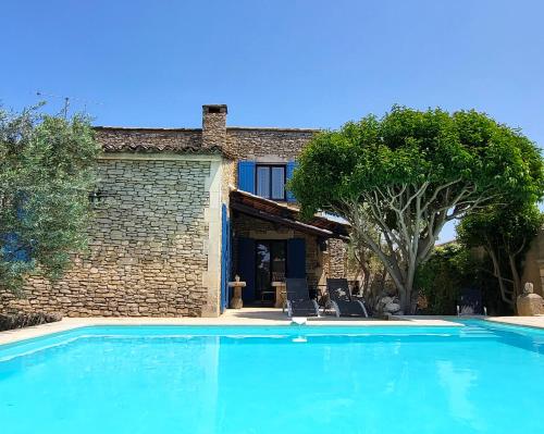 une grande piscine bleue devant une maison dans l'établissement 