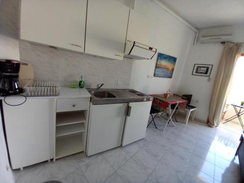 Η κουζίνα ή μικρή κουζίνα στο apartment in poros