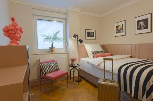 Ένα ή περισσότερα κρεβάτια σε δωμάτιο στο Hanseat-Hotel