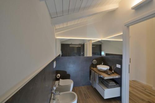 Łazienka na poddaszu z umywalką i blatem w obiekcie Grenier Blanc - Appartamento a mansarda. w mieście San Pietro in Casale