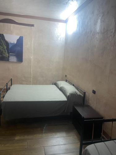 1 dormitorio con 2 camas y mesa. en The New B&B, en Poggio Imperiale