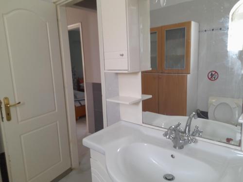 墨伽拉的住宿－Maria’s House Kineta，白色的浴室设有水槽和镜子