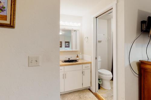 łazienka z toaletą i umywalką w obiekcie Florence Retreat w mieście Florence
