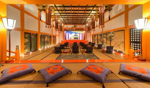 Cette grande chambre comprend des canapés et des tables. dans l'établissement Sumiya Cuernavaca, à Cuernavaca