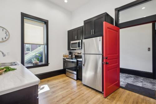 Η κουζίνα ή μικρή κουζίνα στο Sleek Millersburg Apartment in Downtown!