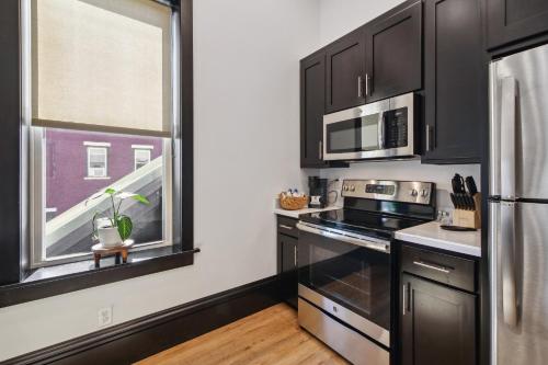 Η κουζίνα ή μικρή κουζίνα στο Sleek Millersburg Apartment in Downtown!