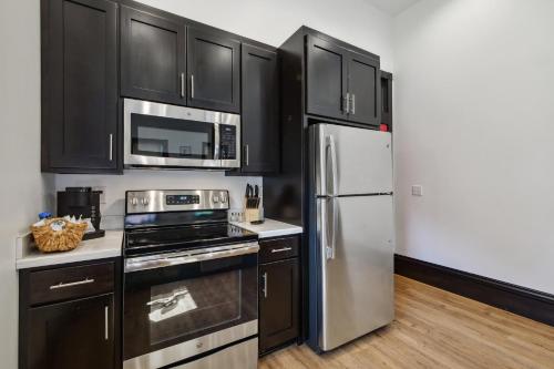 Η κουζίνα ή μικρή κουζίνα στο Sleek Millersburg Apartment in Downtown!