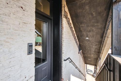 Φωτογραφία από το άλμπουμ του Sleek Millersburg Apartment in Downtown! σε Millersburg