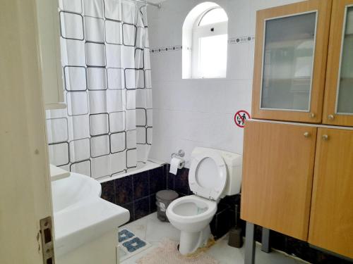 Bilik mandi di Maria’s House Kineta