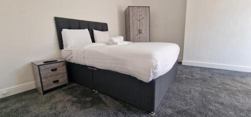 Кровать или кровати в номере APARTMENT IN CENTRAL BARNSLEY