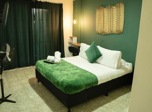 Postel nebo postele na pokoji v ubytování Africa house-Casa Hotel Laureles-La70