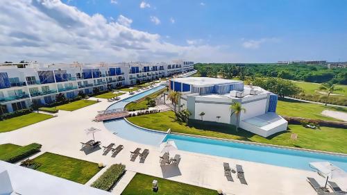 una vista aérea de un complejo con piscina en Cana Rock Condos Rock & Roll Theme & Golf Course View - infinity Pool en Punta Cana