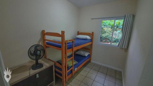 a room with two bunk beds and a window at Sítio Santa Terezinha em Indaiatuba Interior de SP in Indaiatuba