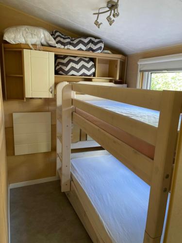 - une chambre avec 2 lits superposés dans une caravane dans l'établissement Mobil home 42 m2 europcamping, à Fréjus