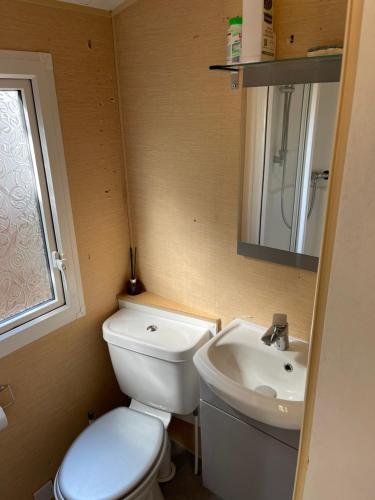 une petite salle de bain avec toilettes et lavabo dans l'établissement Mobil home 42 m2 europcamping, à Fréjus