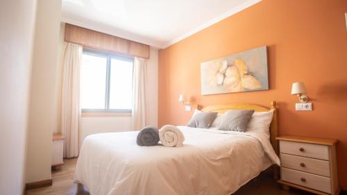 um quarto com uma cama com dois chapéus em Apartamento en el centro con plaza de garaje em A Guarda