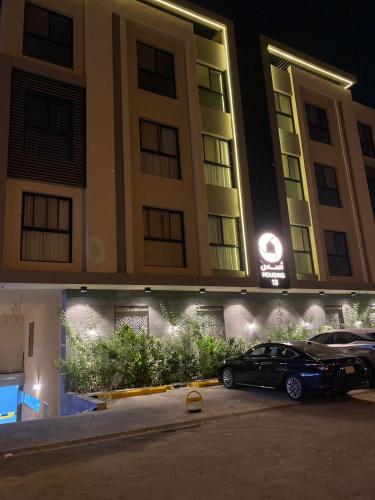 une voiture garée devant un bâtiment la nuit dans l'établissement شقه اسس 13 عائليه متكامله, à Riyad