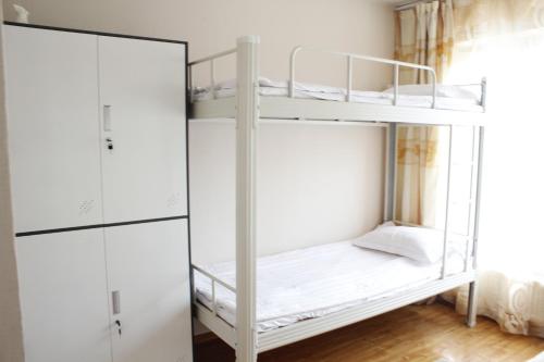 Cette chambre comprend 2 lits superposés et un placard. dans l'établissement Tsatsa, à Oulan-Bator