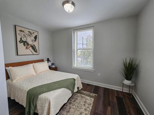 1 dormitorio con cama y ventana en Gorgeous and Spacious Studio at the Historic Inman - 200, en Champaign