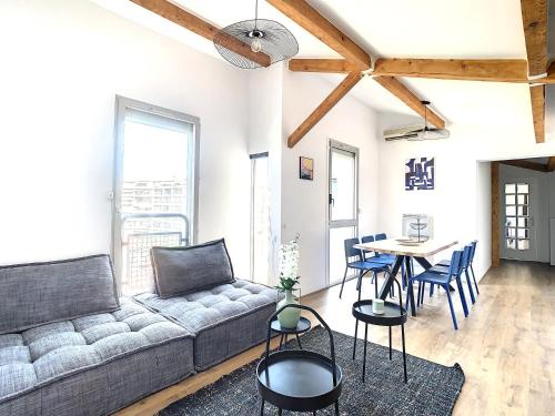 un salon avec un canapé et une table dans l'établissement Appartement 3 chambres à proximité des plages, à Cannes