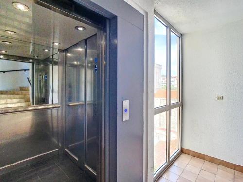 een hal met een glazen deur en een raam bij Appartement 3 chambres à proximité des plages in Cannes