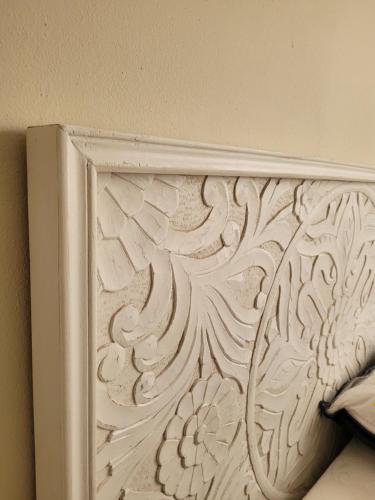 a picture of a wooden carving on a wall at La Casa Alandí con garaje privado in Sagunto