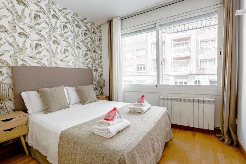 a bedroom with two beds with towels on them at Alcam Gold in Barcelona