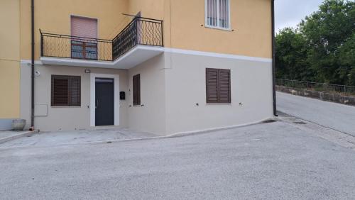 GreciにあるB&B Casa Vacanza Greciの白い建物の横にバルコニーがあります。