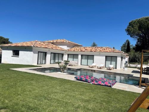 Photo de la galerie de l'établissement Villa moderne avec piscine à 10 min d'Aix-en-Provence, à Cabriès