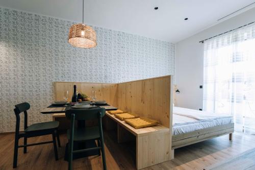 - une chambre avec une table et un lit ainsi qu'une salle à manger dans l'établissement Postcard Country Apartments, 