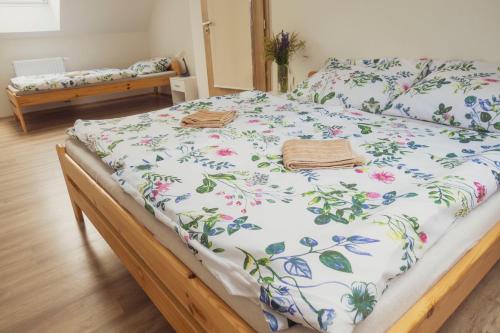 Postel nebo postele na pokoji v ubytování Na Kopečku apartmány
