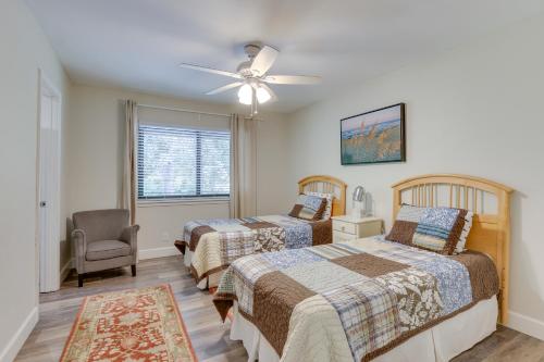 Ένα ή περισσότερα κρεβάτια σε δωμάτιο στο 1 Mi to Harbour Town Sea Pines Resort Home