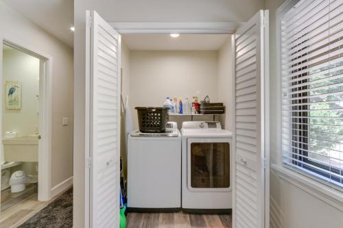 Η κουζίνα ή μικρή κουζίνα στο 1 Mi to Harbour Town Sea Pines Resort Home