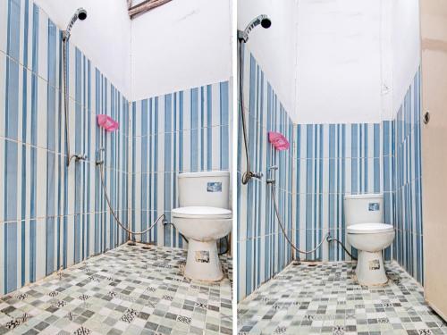 - une salle de bains avec 2 toilettes dans une chambre dans l'établissement OYO 92746 Wisma 35, 