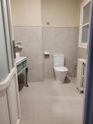 a bathroom with a toilet and a sink at La Casa Alandí con garaje privado in Sagunto