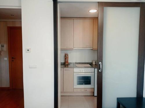 Dapur atau dapur kecil di Acogedor apartamento con piscina y garaje