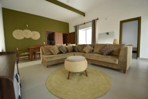un soggiorno con divano e tavolo di The Coco Villa a Fumba
