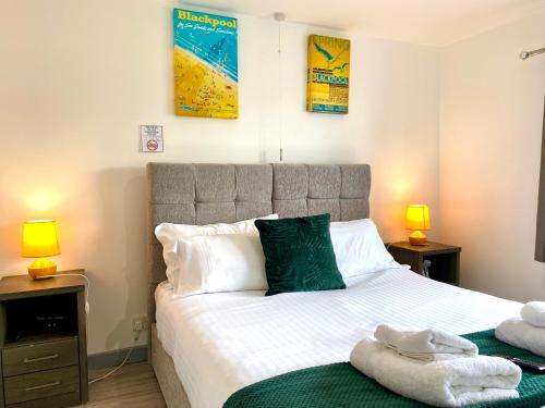 Ένα ή περισσότερα κρεβάτια σε δωμάτιο στο Kennedy House by Blackpool Service Apartments
