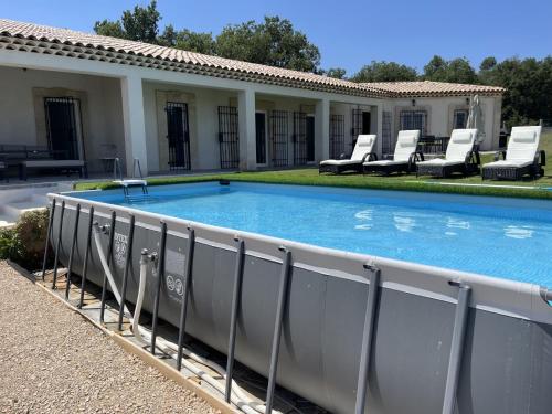 - une piscine entourée de chaises longues dans l'établissement Villa Rians, à Rians