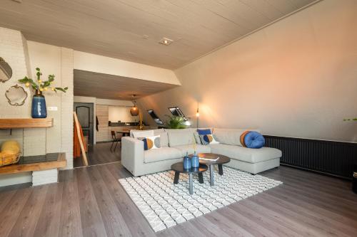 sala de estar con sofá y mesa en B&B 'n Drost, en Ootmarsum