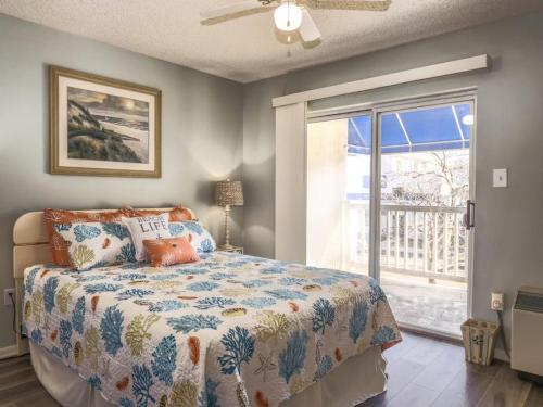 1 dormitorio con 1 cama y puerta corredera de cristal en Trendy 1BD Balcony Pool Small fam or couples stay en Ocean City