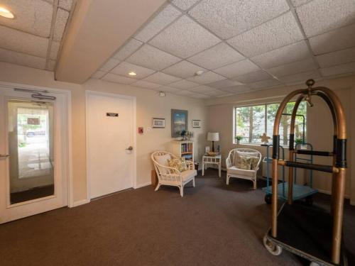 a living room with chairs and a room with a mirror at Trendy 1BD Balcony Pool Small fam or couples stay in Ocean City