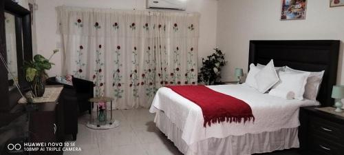 Ένα ή περισσότερα κρεβάτια σε δωμάτιο στο Sthembile's guest house