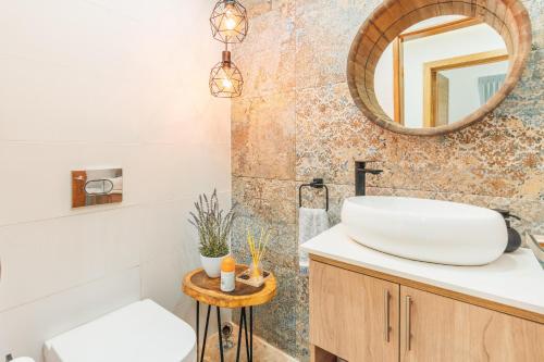 ein Bad mit einem Waschbecken und einem Spiegel in der Unterkunft Charming villa with private pool in Juan Dolio in Juan Dolio