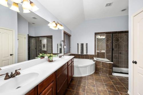 een badkamer met een grote wastafel, een bad en een toilet bij Parkside Serenity Bear Creek and Sam Race Track in Houston