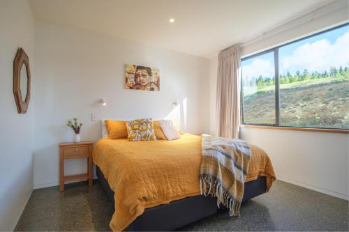1 dormitorio con cama y ventana grande en Countryview Haven, en Tasman
