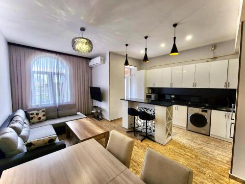 City Center Spacious 3 Bedroom+ 2.5 Bathrooms , Stunning View + Open Balcony For Families and Groups