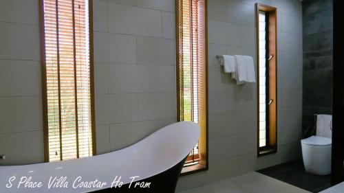 eine Badewanne im Bad mit Fenster in der Unterkunft 07-Biệt thự Villa cao cấp Hồ Tràm 350m2 GẦN BIỂN HỒ BƠI RIÊNG, SÂN VƯỜN 1000m2, BBQ in Xuyên Mộc