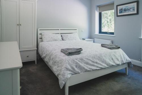 ein Schlafzimmer mit einem Bett mit zwei Handtüchern darauf in der Unterkunft Erinona House in Stonefort